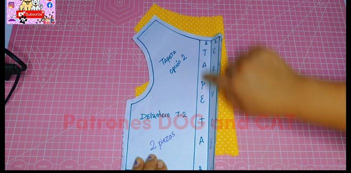 Unir el cruce de la pieza delantera con la tapeta (derecho con derecho).