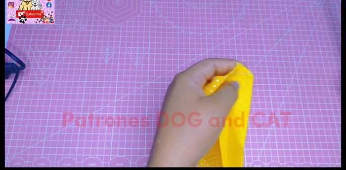 Doblar la tapeta, planchar y coser al borde.