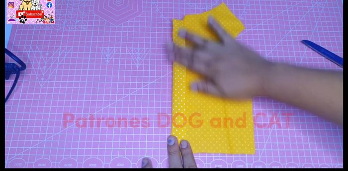 Doblar la tapeta, planchar y coser al borde.