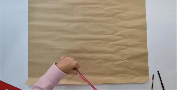 Cortar el molde: Cortar la pieza del molde. Crear una tira adicional de 10 cm de ancho para la parte inferior del abrigo (el ancho es la tercera parte del contorno del cuerpo).