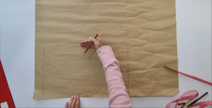 Cortar el molde: Cortar la pieza del molde. Crear una tira adicional de 10 cm de ancho para la parte inferior del abrigo (el ancho es la tercera parte del contorno del cuerpo).