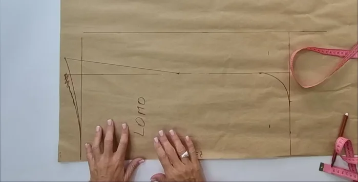 Cortar el molde: Cortar la pieza del molde. Crear una tira adicional de 10 cm de ancho para la parte inferior del abrigo (el ancho es la tercera parte del contorno del cuerpo).