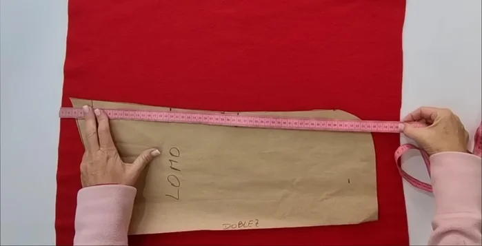 Cortar y coser: Doblar la tela polar por la mitad, colocar el molde y cortar. Coser las piezas utilizando una puntada zigzag o overlock para evitar que se deshilache la tela. Coser las sisas.