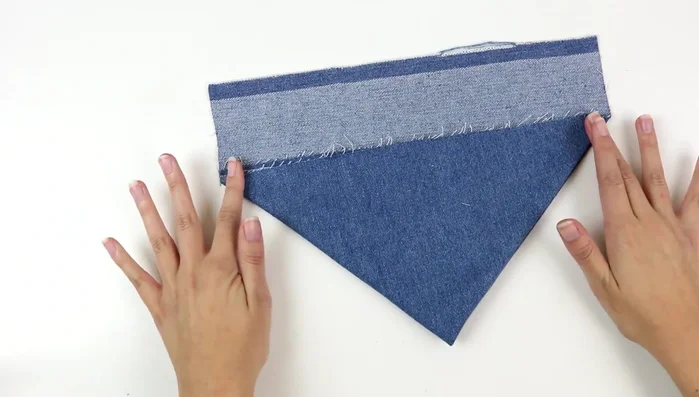 Formar la banderilla doblando y pegando los extremos inferiores de la tela.