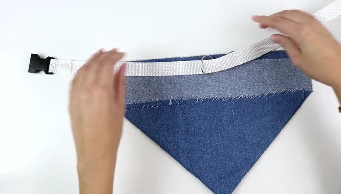 Pegar la parte superior de la tela, dejando espacio para el collar.