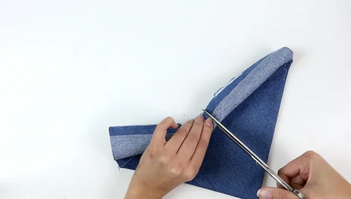 Pegar la parte superior de la tela, dejando espacio para el collar.