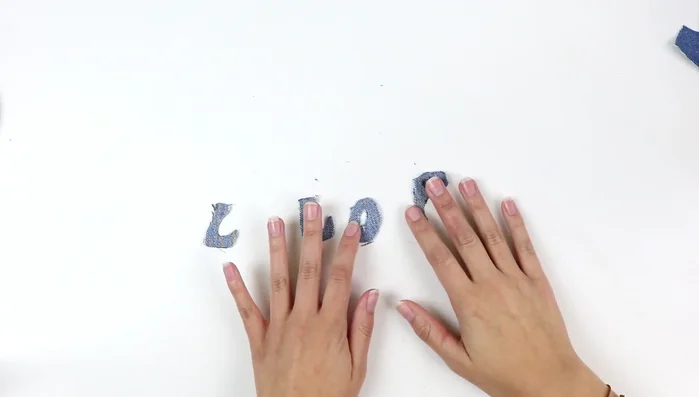 Pegar la decoración y dejar secar.