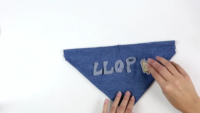 Pegar la decoración y dejar secar.