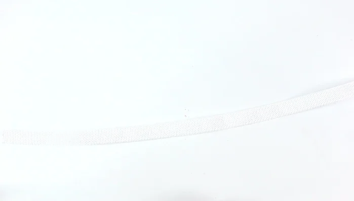 Pegar la hebilla a cada extremo de la cinta.