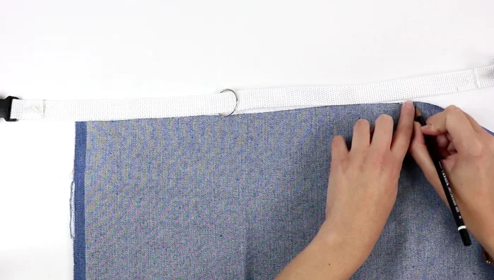 Medir y cortar un rectángulo de tela para la banderilla (7 cm más de lo necesario para la parte superior).