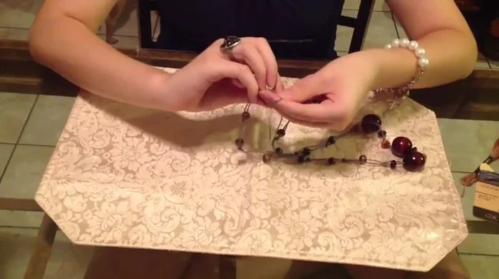 Hacer un nudo para asegurar el cierre.