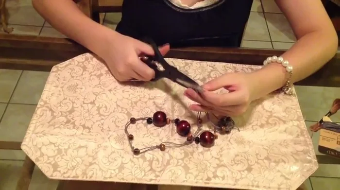 Cortar el exceso de hilo.