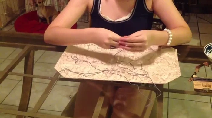 Enhebrar las cuentas pequeñas en uno de los hilos, dejando un espacio entre cada cuenta.