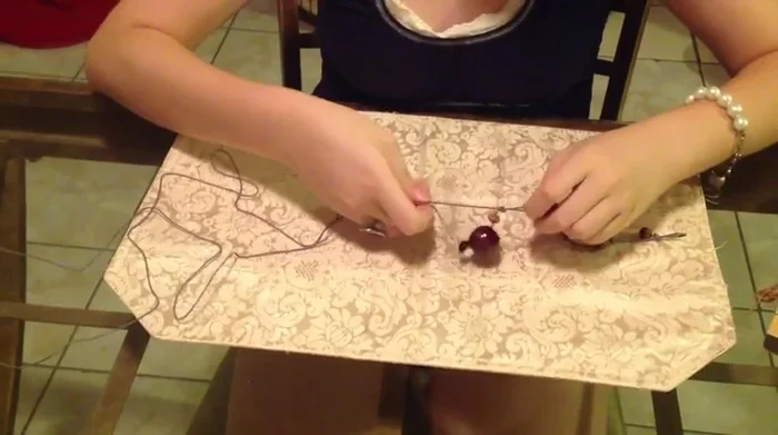 Incorporar cuentas planas, grandes y pequeñas intercaladamente.