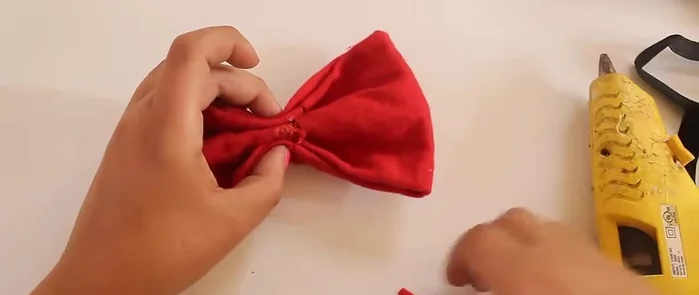 Deja secar bien el silicón por la parte de atrás para asegurar la pieza.