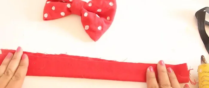 Pega la orilla con el resorte para que no se mueva. Recorta el exceso de resorte.