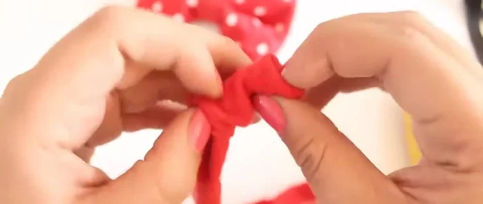 Pega la orilla con el resorte para que no se mueva. Recorta el exceso de resorte.