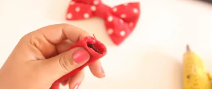 Pega la orilla con el resorte para que no se mueva. Recorta el exceso de resorte.