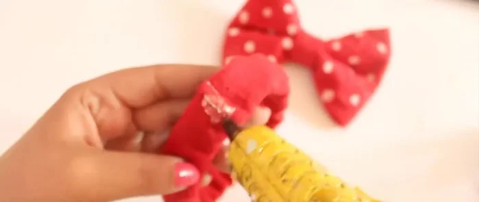 Pega el moño a la parte superior del collar con silicón caliente, ocultando los bordes.