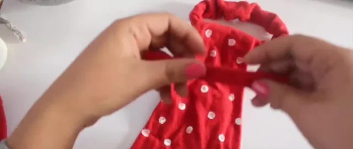 Sujeta la corbata al collar como el moño, envolviendo la pieza con otra pequeña tira y pegándola por detrás.