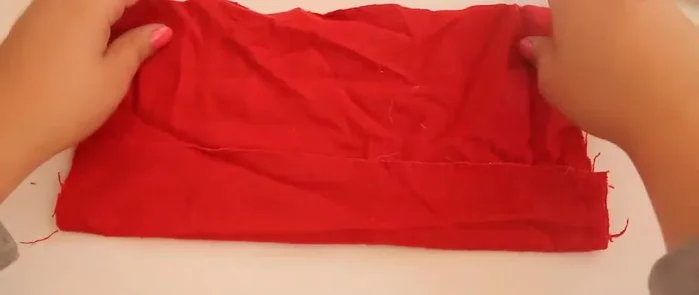 Decora el moño (opcional): La tutora pinta puntitos con pintura acrílica.