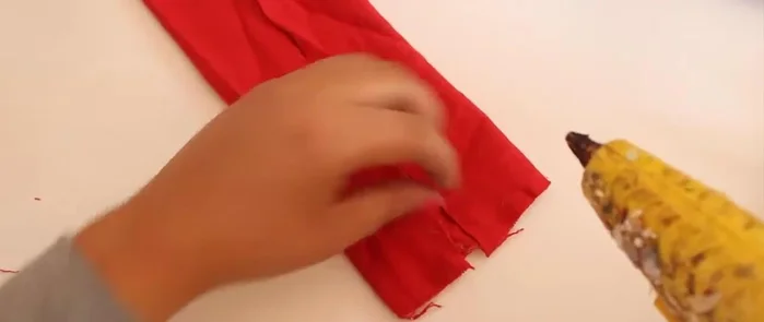 Decora el moño (opcional): La tutora pinta puntitos con pintura acrílica.