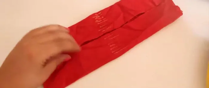 Decora el moño (opcional): La tutora pinta puntitos con pintura acrílica.