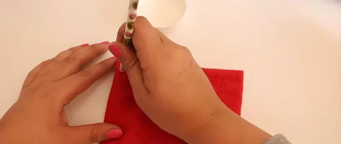 Decora el moño (opcional): La tutora pinta puntitos con pintura acrílica.