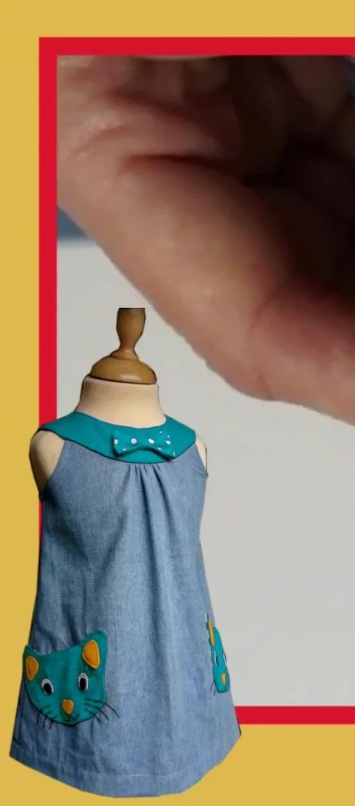 Acabado de costura de alta costura con cinta bies: Unir el lado más corto de la cinta bies al borde de la costura. Enrollar hacia afuera y coser desde el exterior, siguiendo la ranura. Cortar el margen de costura y enrollar la cinta bies hacia afuera.