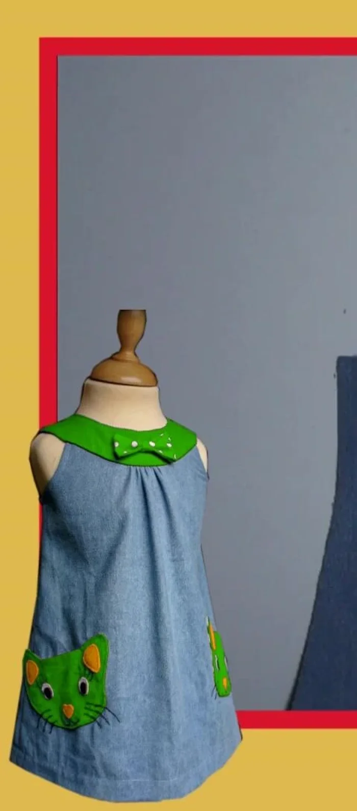 Cierre de espalda con técnica de puño de caballero: Cortar la parte trasera del vestido hasta el punto indicado en el patrón. Planchar las piezas del fruncido (una larga y una corta) y colocarlas superpuestas, sujetando con alfileres. Coser con puntada superior, asegurando las piezas por arriba y por abajo.