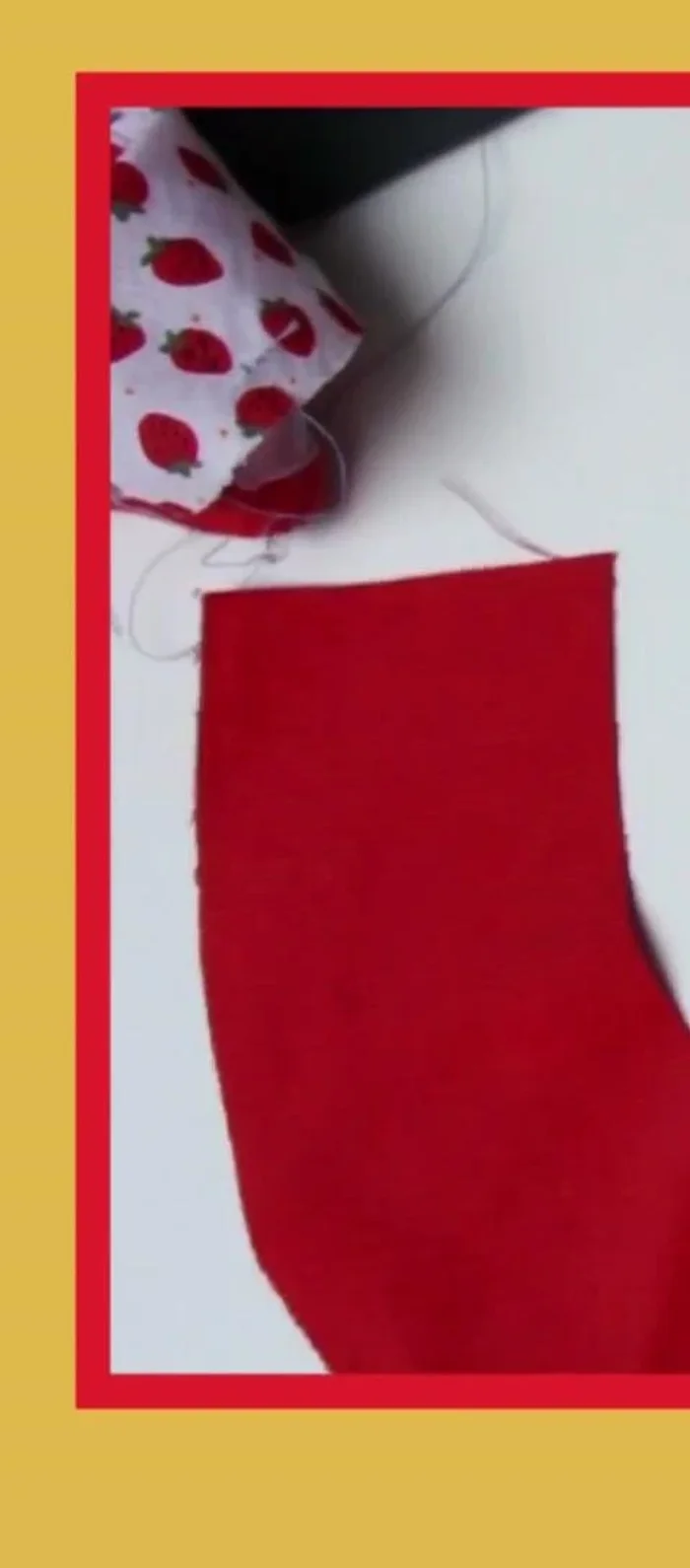 Coser la yema: Cerrar las costuras de los hombros. Coser alrededor del escote, dejando aberturas en los recortes indicados en el patrón. Cortar alrededor del escote, dar vuelta, planchar y unir a la parte exterior de la espalda. Coser.