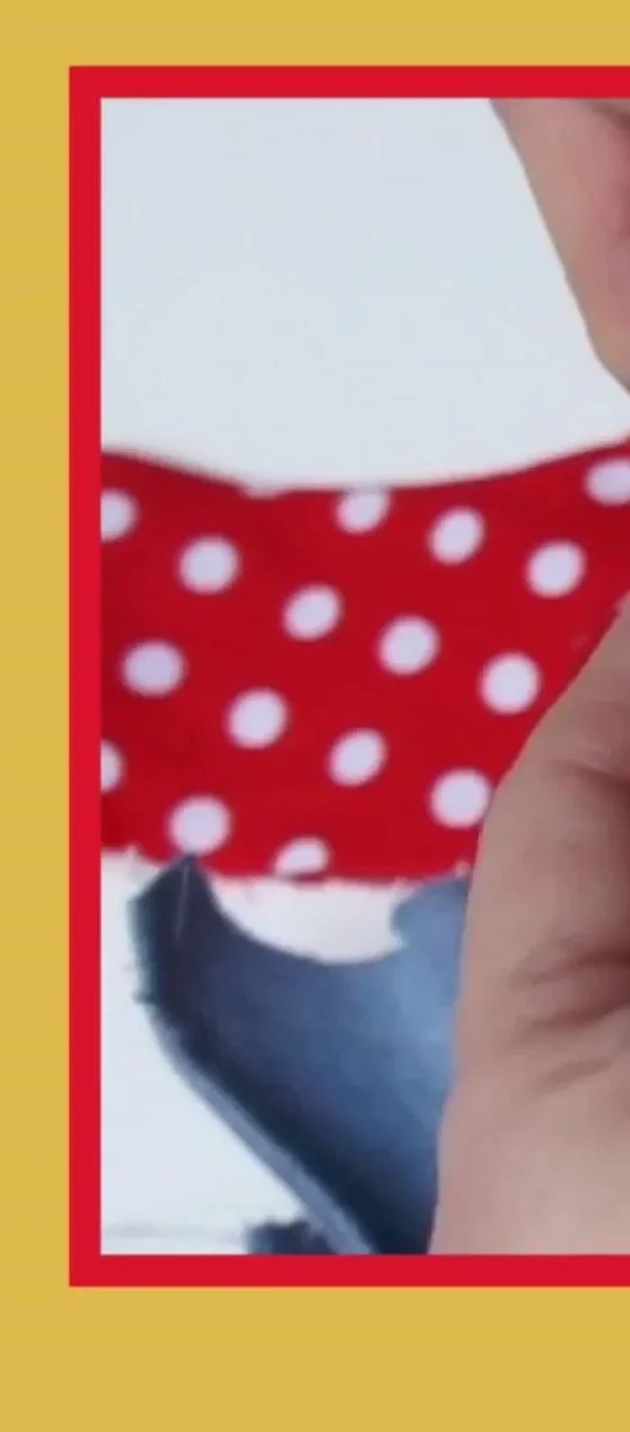 Fruncido y unión del delantero: Hacer un pequeño corte en el centro del delantero para facilitar la unión. Colocar alfileres para marcar el centro y los laterales. Unir el delantero a la yema, ajustando el fruncido. Coser desde la parte superior de los hombros hacia el centro, dejando el resto sin coser. Doblar y sujetar con alfileres, haciendo una puntada superior.