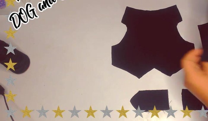 Unir la parte de los hombros: Colocar derecho con derecho y coser.