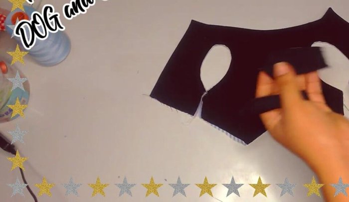 Colocar las piezas de la espalda en los laterales, y coser por encima de la tela principal.