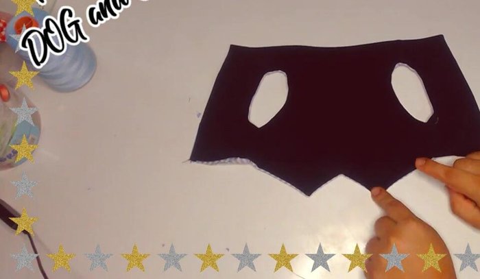 Voltear el chaleco. Doblar 1 cm hacia adentro las aberturas y coser.