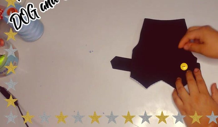 Colocar los botones: Dos en la parte inferior delantera, uno en la parte media y botones decorativos en la espalda y cuello.