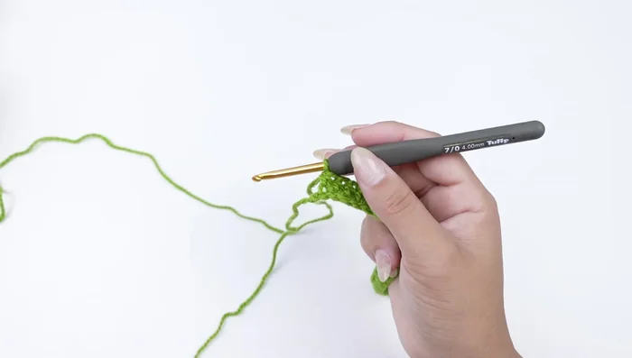 Repetir el paso 3 hasta lograr la medida deseada del cuello (26 vueltas en este ejemplo).