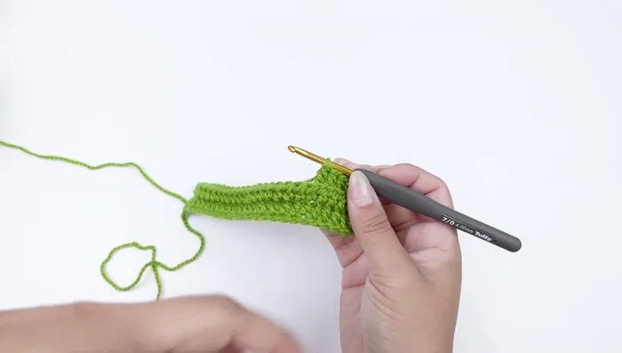 Repetir el paso 3 hasta lograr la medida deseada del cuello (26 vueltas en este ejemplo).