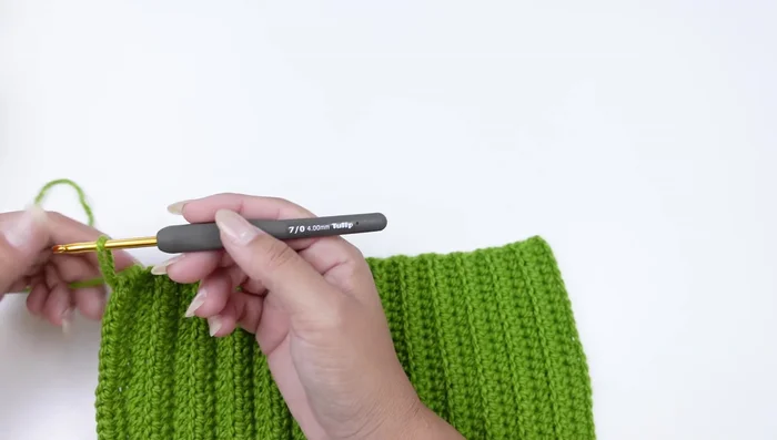 Unir la siguiente parte del cuerpo tejiendo medios puntos.