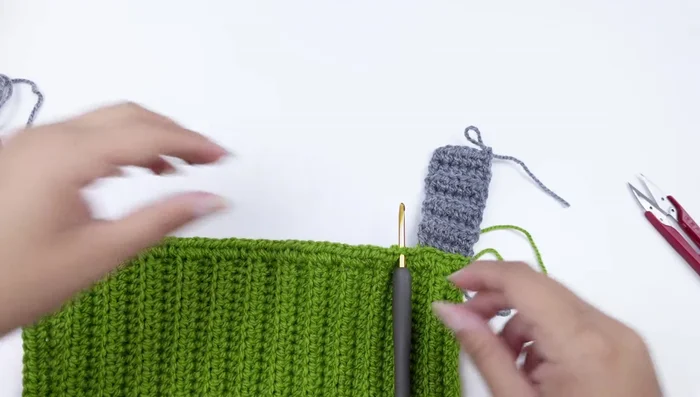 Unir la siguiente parte del cuerpo tejiendo medios puntos.