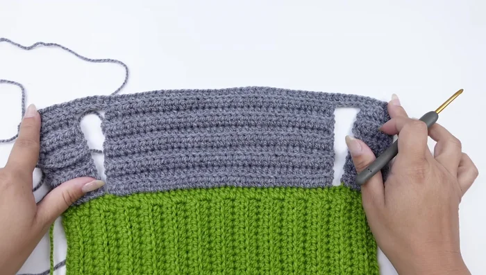 Tejer hasta completar la prenda, aproximadamente 23 vueltas en este ejemplo.