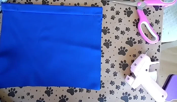 Hacer una línea diagonal desde la marca hasta la esquina y cortar sobre esta línea. Repetir en el otro lado.