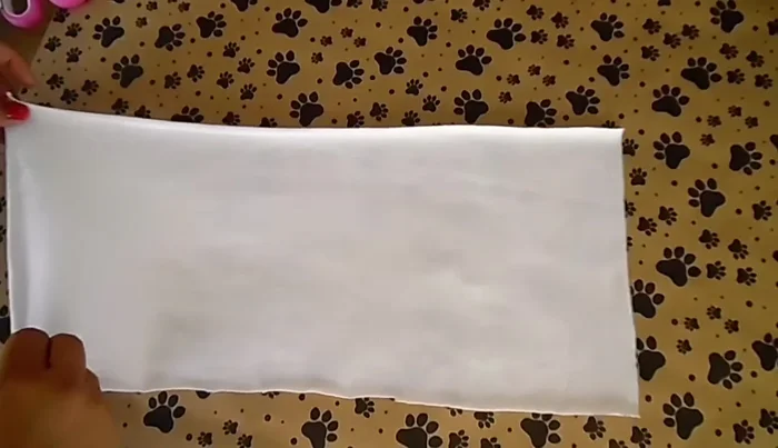 Repetir en el otro lado y coser sobre las líneas. Cortar las orillas sobrantes.