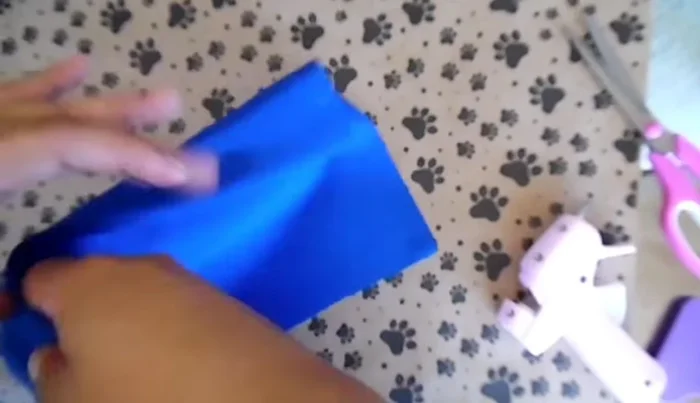 Hacer una línea diagonal desde la marca hasta la esquina y cortar sobre esta línea. Repetir en el otro lado.