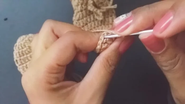 Cerrar la vuelta con un punto deslizado.