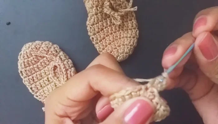 Cerrar la vuelta con un punto deslizado.