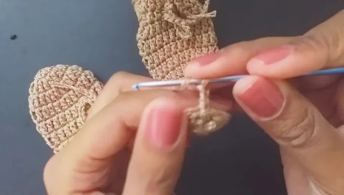 Cerrar la vuelta con un punto deslizado.