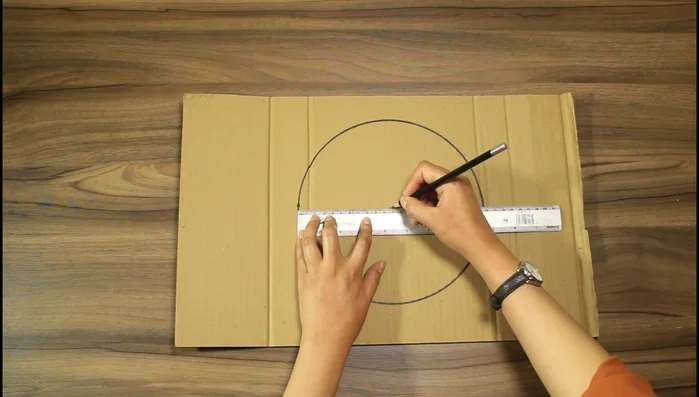 Crea el patrón de las botas: Recorta rectángulos de largo deseado y de ancho similar a la patita de tu mascota (con 1 cm extra para costura). Crea también un círculo para la base de cada bota.