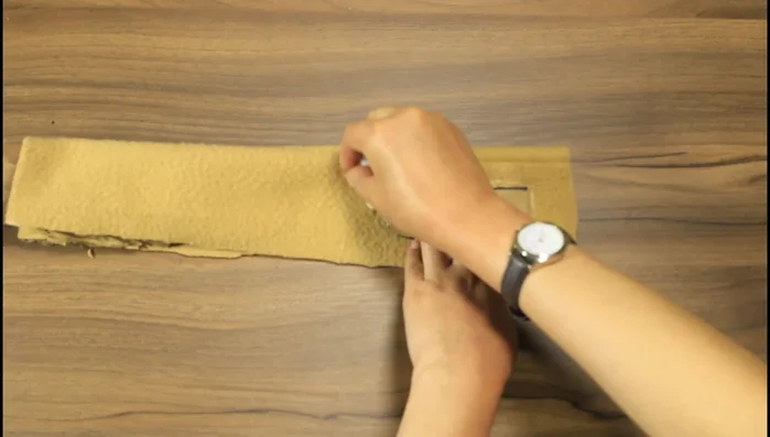 Crea el patrón de las botas: Recorta rectángulos de largo deseado y de ancho similar a la patita de tu mascota (con 1 cm extra para costura). Crea también un círculo para la base de cada bota.