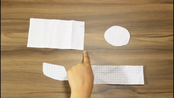 Crea el patrón de las botas: Recorta rectángulos de largo deseado y de ancho similar a la patita de tu mascota (con 1 cm extra para costura). Crea también un círculo para la base de cada bota.